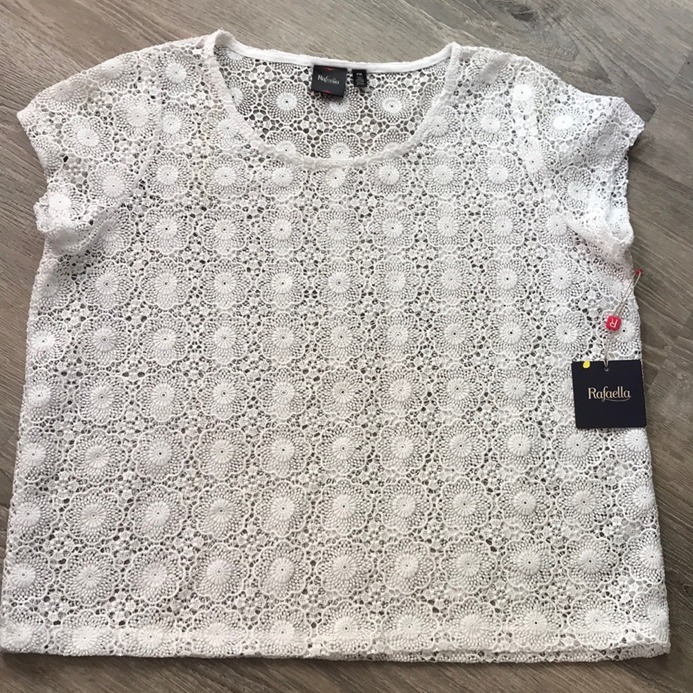 Petite medium Rafaella top white floral lace.